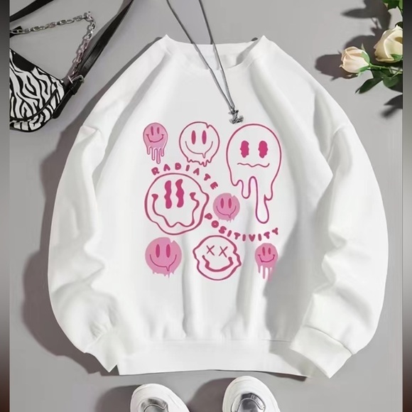 Smiley face Graphic Pullover sweatshirt New - Picture 1 of 2